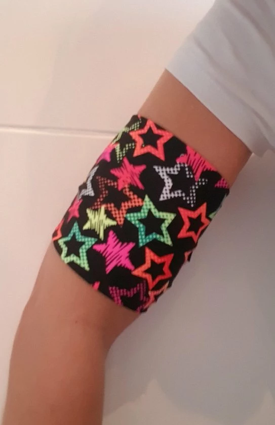 Omnipod-bandjes Lycra Armband In Zwart Met Neon Sterren Van 25/26 Cm Ter Bescherming Van De Omnipod Of Sensor Ivm Diabetes, Geschikt Om Mee Te Zwemmen. Beschermt De Sensor Zoals De Freestyle Libre Of De Omnipod 3 Omnipod-bandjes Lycra Armband In Zwart Met Neon Sterren Van 25/26 Cm Ter Bescherming Van De Omnipod Of Sensor Ivm Diabetes, Geschikt Om Mee Te Zwemmen. Beschermt De Sensor Zoals De Freestyle Libre Of De Omnipod